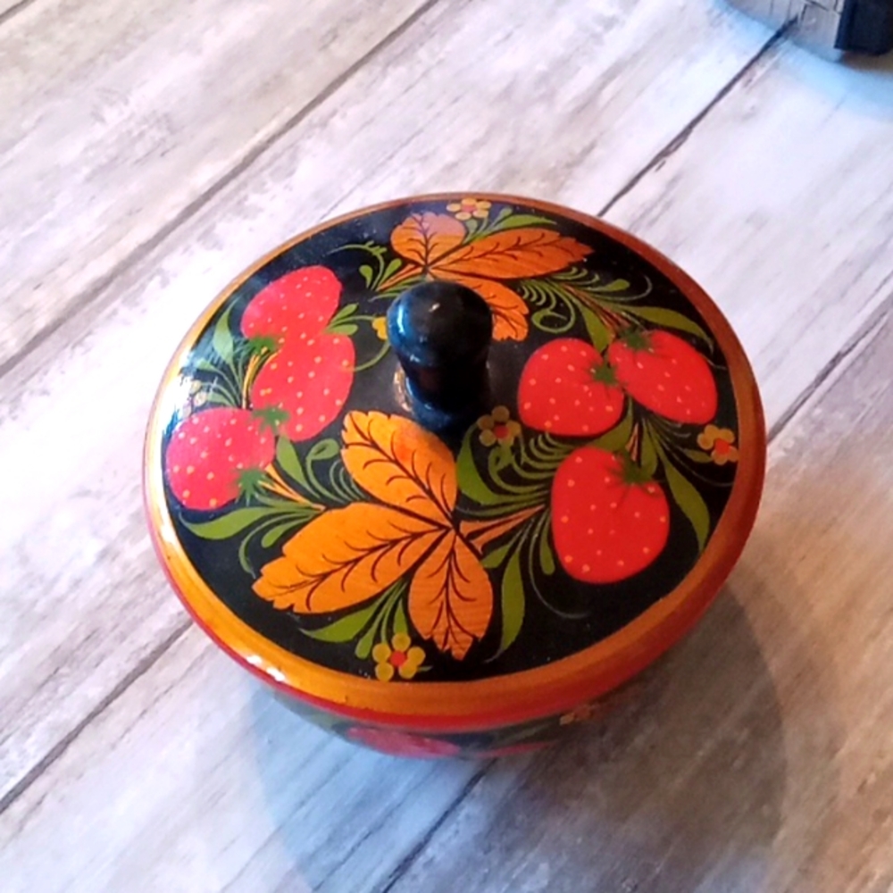 Strawberry lacquer wooden covered bowel